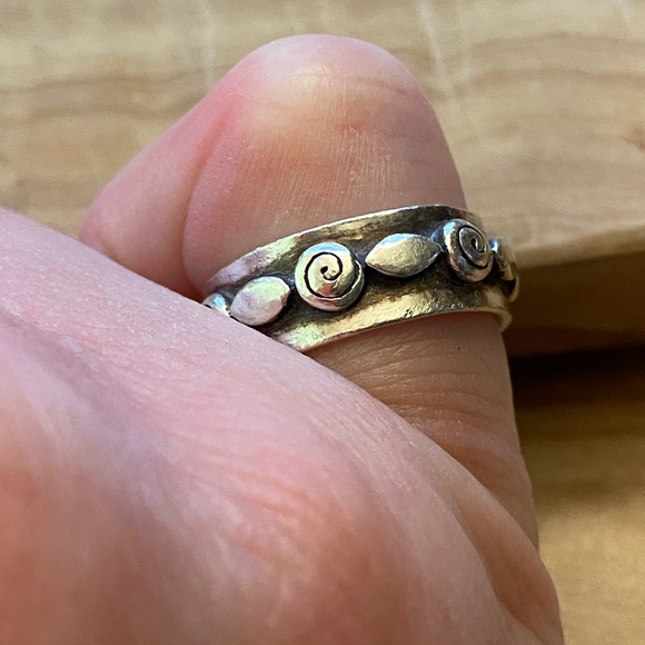 Vintage signed 925 silver ring with designs - Picture 5 of 7